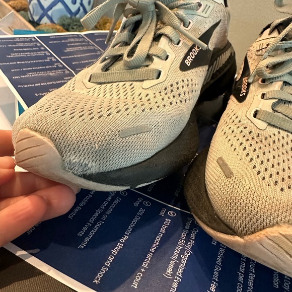 Brooks shoes ,still in good condition. spot toe area on right side (pictured) . - Picture 3 of 4
